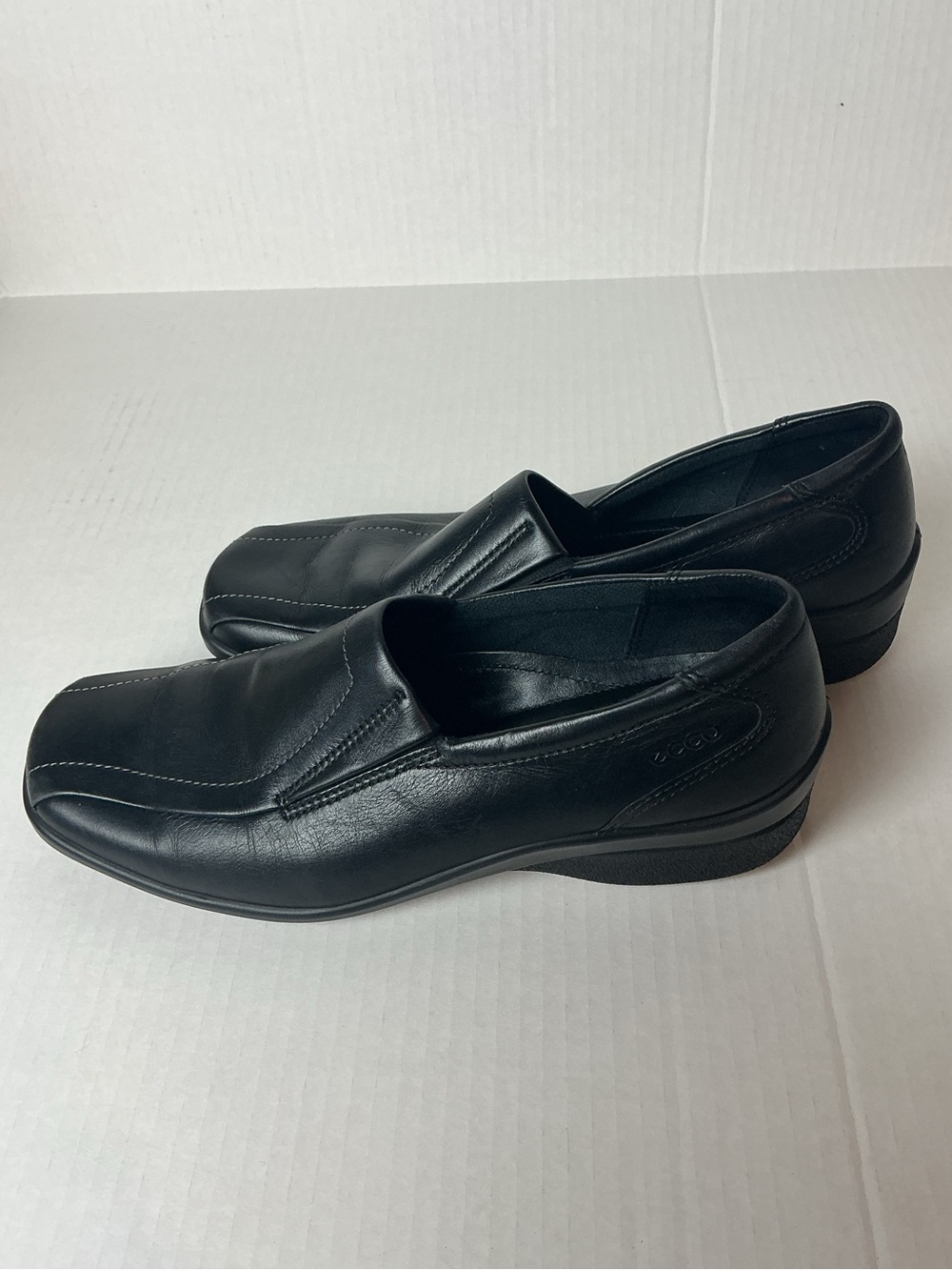 Ecco Women’s Black Leather Slip-On Loafers — Classic Square Toe Size 6.5 - Picture 2 of 5